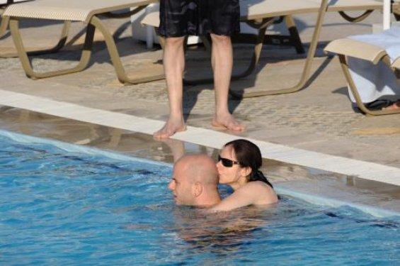 Ahu Türkpençe havuzda 