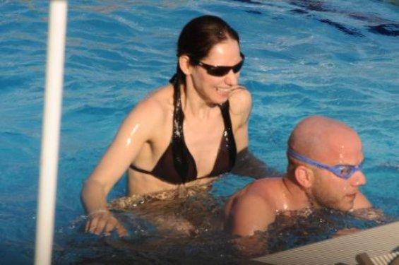 Ahu Türkpençe havuzda 