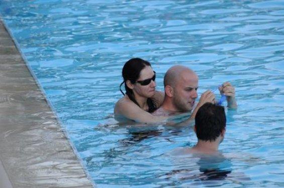 Ahu Türkpençe havuzda 