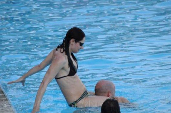 Ahu Türkpençe havuzda 