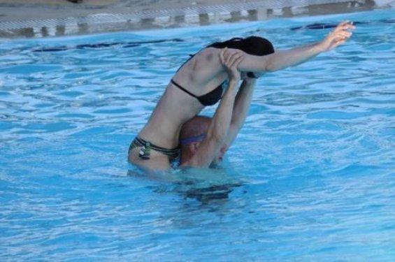 Ahu Türkpençe havuzda 