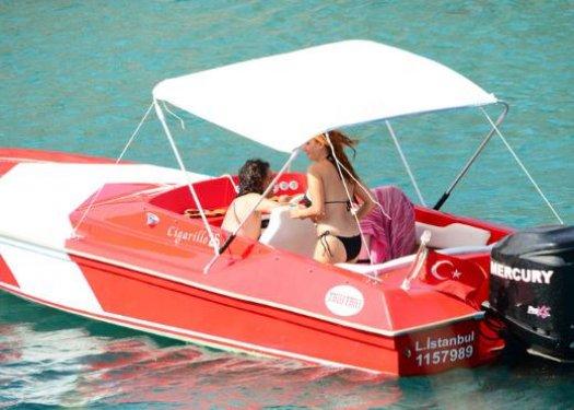 Taylan Kümeli'ye bikinisi küçük geldi