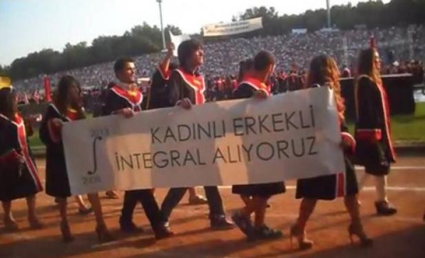 ODTÜ mezuniyet töreninden kötü espirili pankartlar