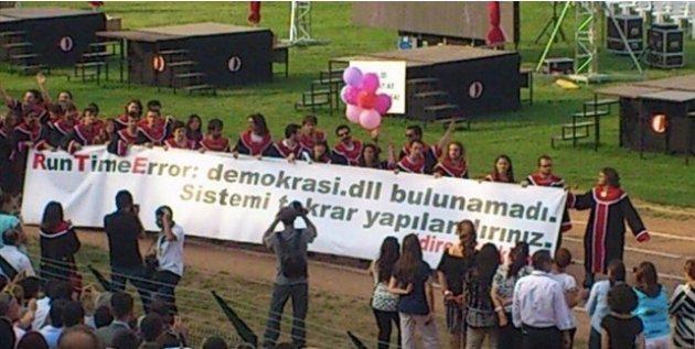 ODTÜ mezuniyet töreninden kötü espirili pankartlar