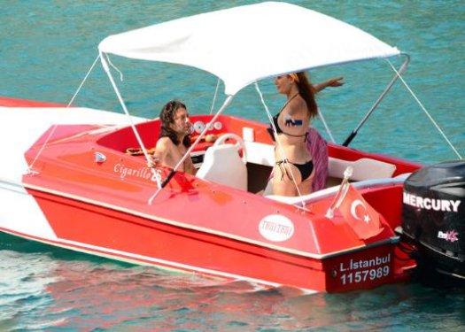 Taylan Kümeli'ye bikinisi küçük geldi