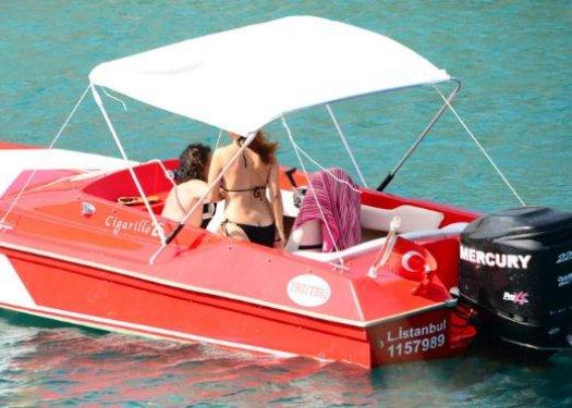 Taylan Kümeli'ye bikinisi küçük geldi