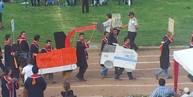 ODTÜ mezuniyet töreninden kötü espirili pankartlar