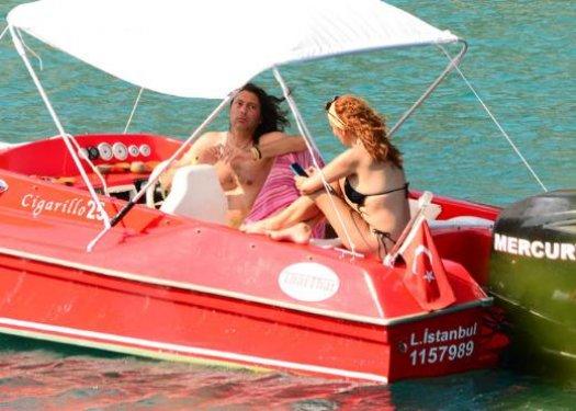 Taylan Kümeli'ye bikinisi küçük geldi