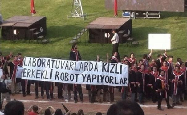 ODTÜ mezuniyet töreninden kötü espirili pankartlar