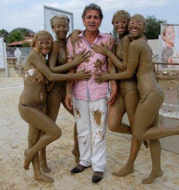 Güzellerin çamur banyosu