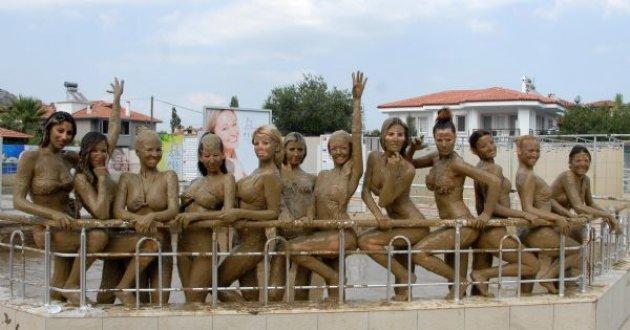 Güzellerin çamur banyosu