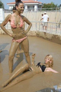 Güzellerin çamur banyosu