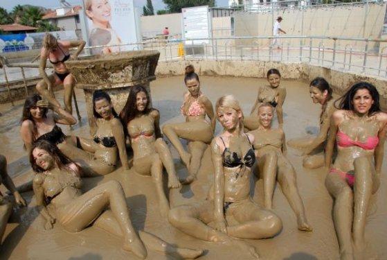 Güzellerin çamur banyosu