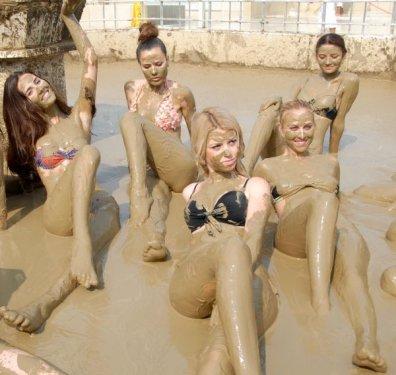 Güzellerin çamur banyosu