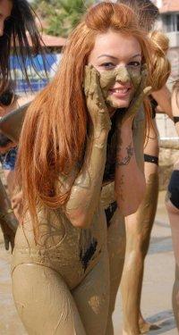 Güzellerin çamur banyosu