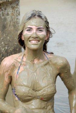 Güzellerin çamur banyosu