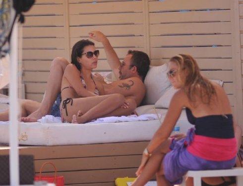 Sergen Yalçın Çeşme'de kucak kucağa