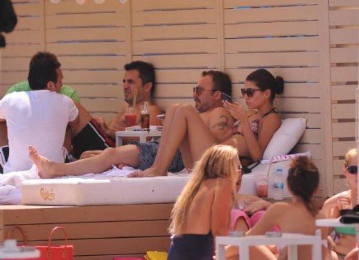 Sergen Yalçın Çeşme'de kucak kucağa