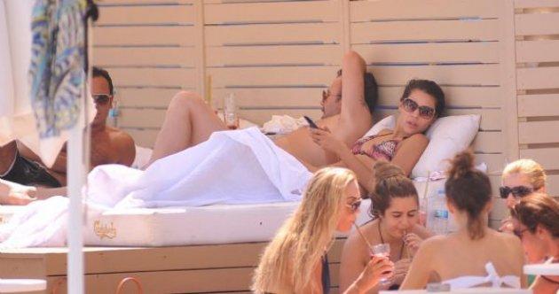 Sergen Yalçın Çeşme'de kucak kucağa