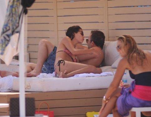 Sergen Yalçın Çeşme'de kucak kucağa