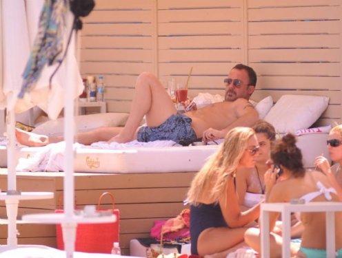 Sergen Yalçın Çeşme'de kucak kucağa