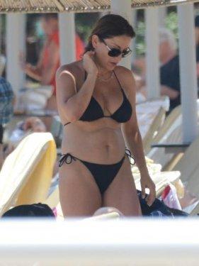 Aşkın Nur Yengi de bikinili