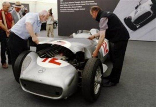 1954 Mercedes yarış arabası rekor fiyata satıldı
