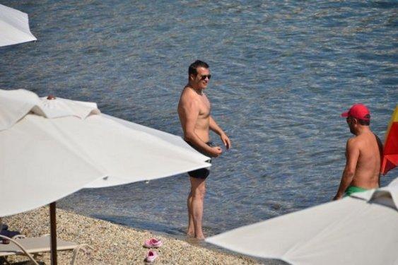 Hakan Peker eşiyle tatilde