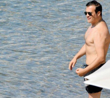 Hakan Peker eşiyle tatilde