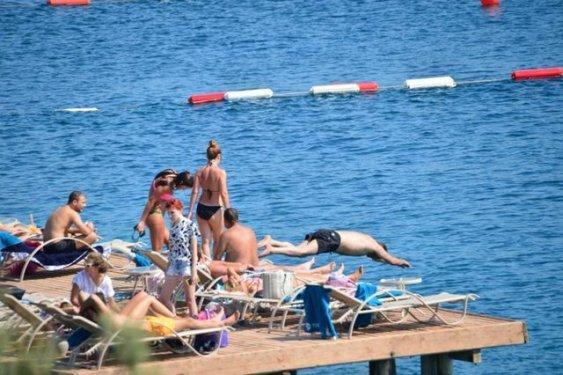 Hakan Peker eşiyle tatilde