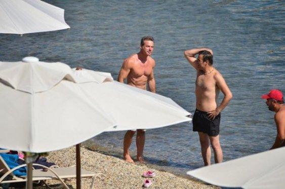 Hakan Peker eşiyle tatilde