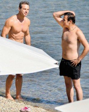 Hakan Peker eşiyle tatilde