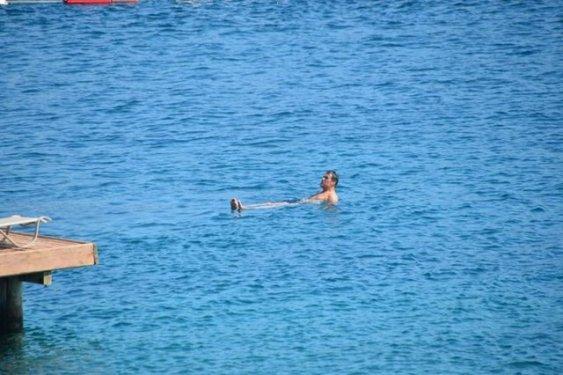 Hakan Peker eşiyle tatilde