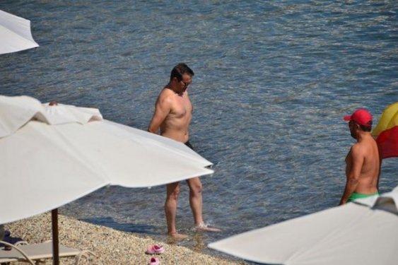 Hakan Peker eşiyle tatilde