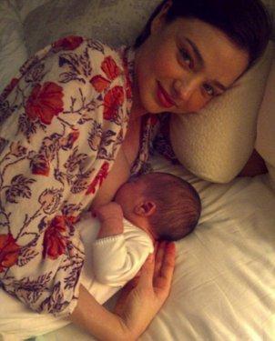 Ünlü bebeklerin ilk pozları