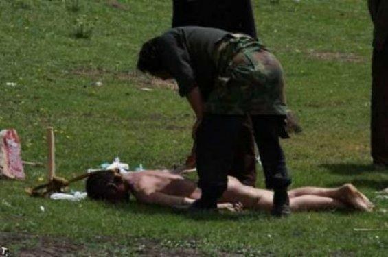 Ölüleri akbabalara yediriyorlar - Resim 4