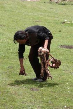 Ölüleri akbabalara yediriyorlar - Resim 14
