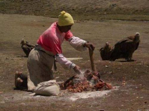 Ölüleri akbabalara yediriyorlar - Resim 18