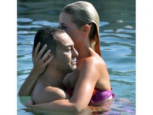 Serdar Ortaç Chloe'nin sırtına çıkmaya çalıştı