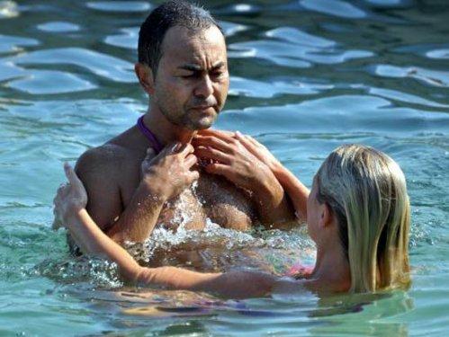 Serdar Ortaç Chloe'nin sırtına çıkmaya çalıştı