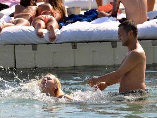 Serdar Ortaç Chloe'nin sırtına çıkmaya çalıştı