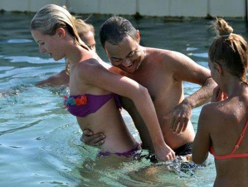 Serdar Ortaç Chloe'nin sırtına çıkmaya çalıştı