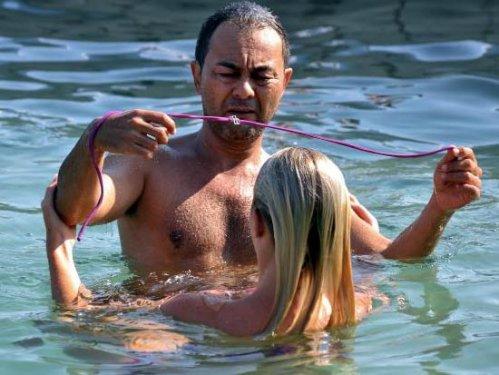 Serdar Ortaç Chloe'nin sırtına çıkmaya çalıştı