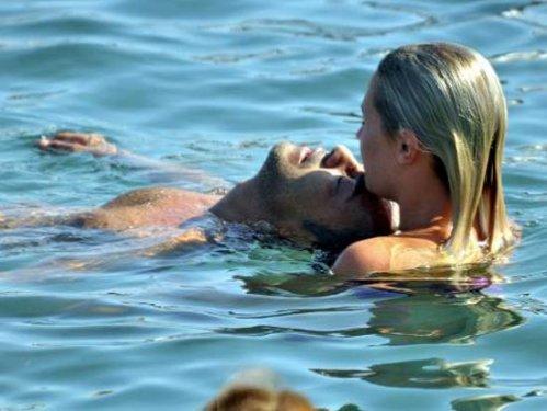 Serdar Ortaç Chloe'nin sırtına çıkmaya çalıştı