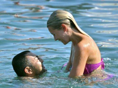 Serdar Ortaç Chloe'nin sırtına çıkmaya çalıştı