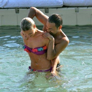 Serdar Ortaç Chloe'nin sırtına çıkmaya çalıştı