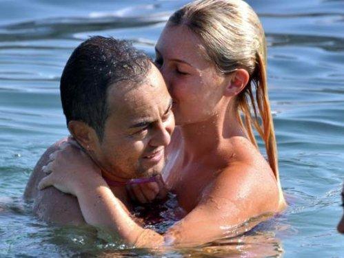 Serdar Ortaç Chloe'nin sırtına çıkmaya çalıştı