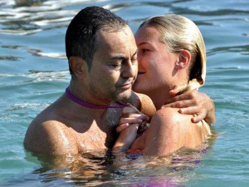 Serdar Ortaç Chloe'nin sırtına çıkmaya çalıştı