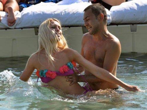 Serdar Ortaç Chloe'nin sırtına çıkmaya çalıştı