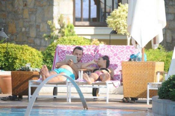 Tuba Büyüküstün sezonun ilk bikinili pozunu verdi